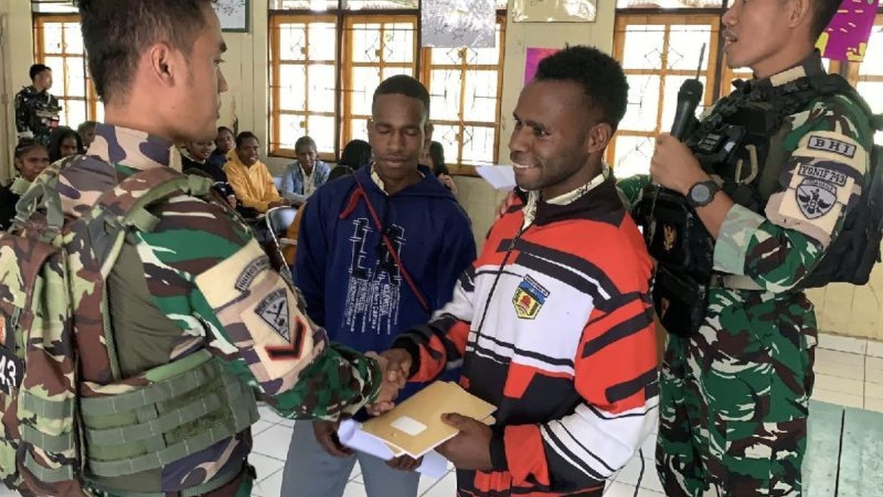 Satgas Pamtas Kewilayahan Yonif 743/PSY aktif membekali pelajar SMA Negeri 1 Mulia, Puncak Jaya, Papua Tengah, dengan materi wawasan kebangsaan. Kegiatan ini bertujuan menumbuhkan jiwa nasionalisme dan cinta tanah air, serta memperkuat karakter generasi m