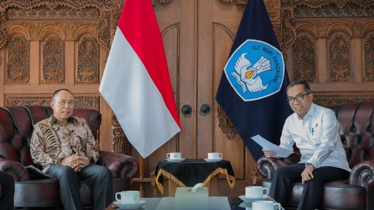 Kementerian Pendidikan Tinggi, Sains, dan Teknologi (Kemdiktisaintek) mengukuhkan komitmennya memperkuat SDM nasional dengan mengembangkan Sekolah Garuda, model pendidikan unggulan yang terintegrasi dan berkelanjutan.