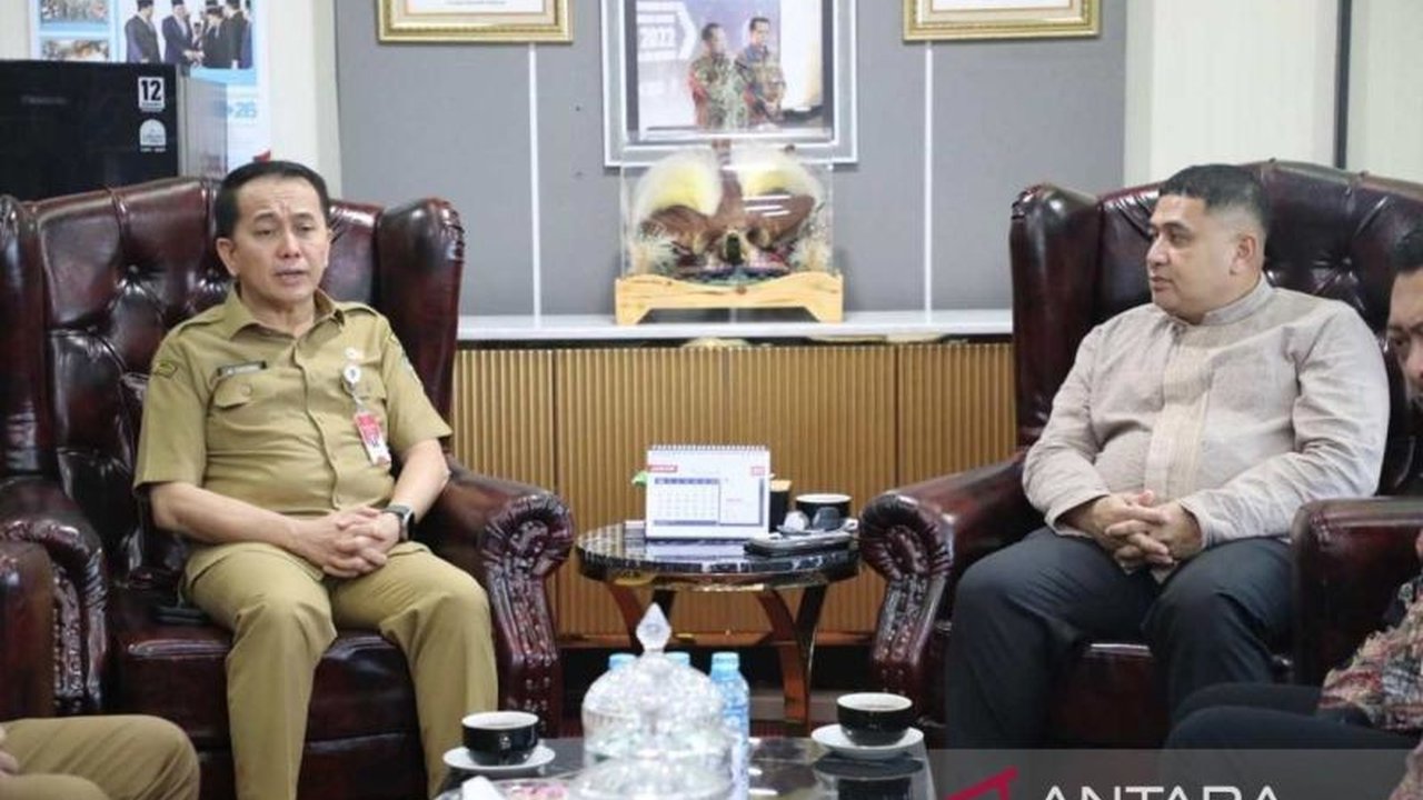 Wali Kota Makassar Munafri Arifuddin bertemu Dirjen Keuda Kemendagri Agus Fatoni membahas Penguatan APBD Makassar dan regulasi BUMD. Fokus pada efisiensi anggaran serta sinergi fiskal daerah-pusat.