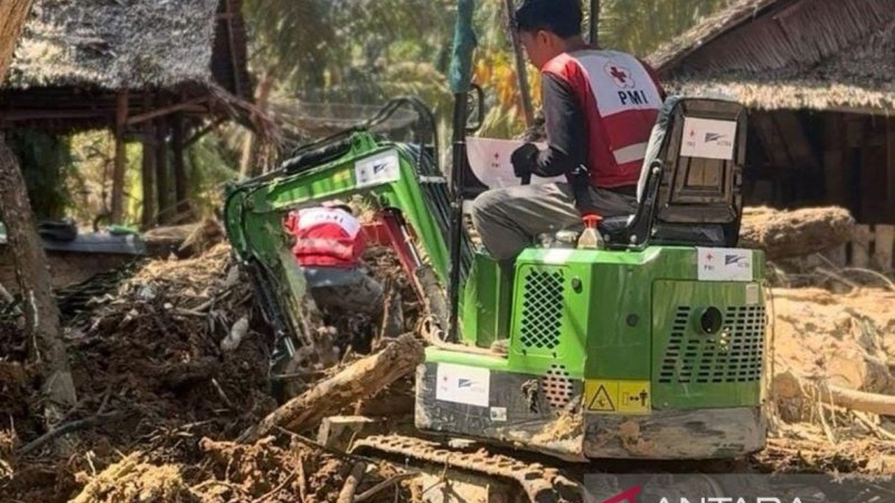 Palang Merah Indonesia (PMI) Sumut mengerahkan ekskavator untuk membersihkan lingkungan di Tapanuli Tengah pascabencana banjir, memastikan warga siap menyambut bulan suci Ramadan dengan kondisi bersih dan sehat.