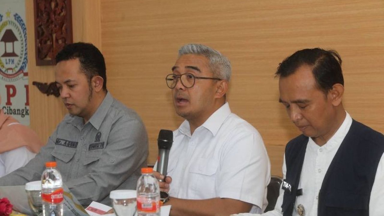 Wali Kota Bandung Muhammad Farhan memprioritaskan penataan parkir dan PKL sebagai langkah mitigasi dampak pembangunan BRT Bandung Raya yang dijadwalkan hingga 2027.