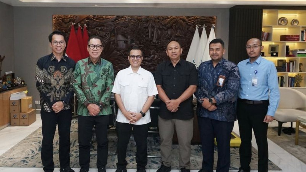 Kementerian Komunikasi dan Digital (Komdigi) menyiapkan strategi ambisius untuk pengembangan industri semikonduktor di Indonesia, memanfaatkan cadangan pasir silika dan lonjakan permintaan AI, demi posisi strategis di rantai pasok global.