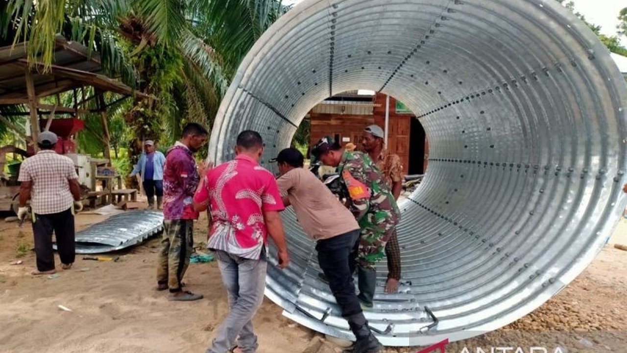 Relawan Madura menunjukkan solidaritas dengan membangun Jembatan Teratan di Aceh Timur, menghubungkan desa terdampak banjir bandang dan menyalurkan bantuan pendidikan.