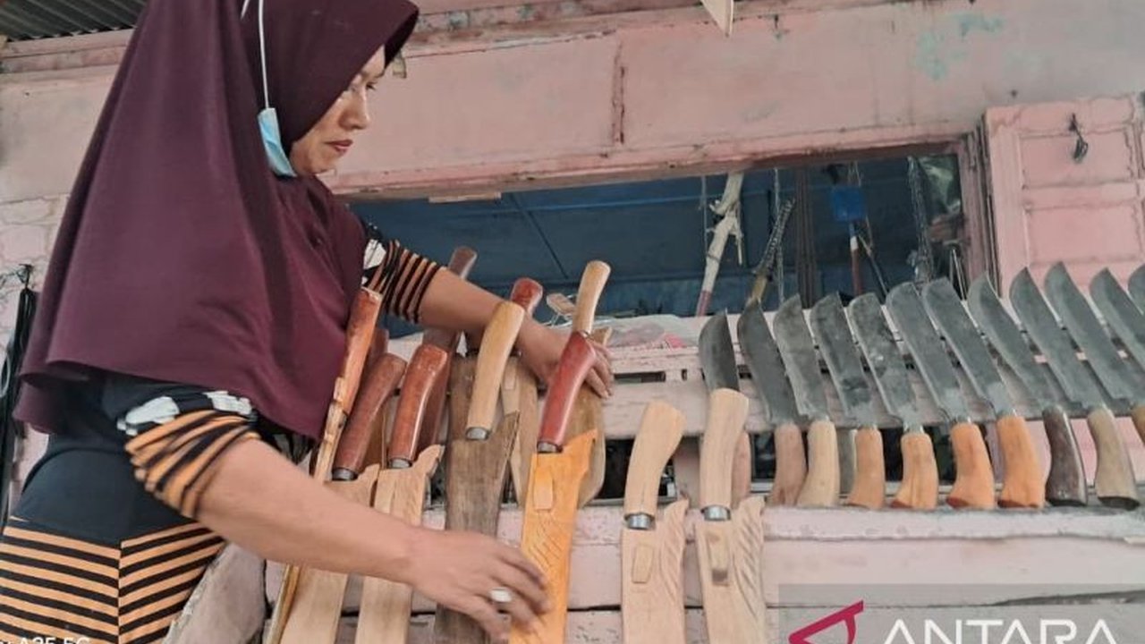 Perajin Besi Sayur Matinggi di Tapanuli Selatan kembali berproduksi alat pertanian setelah sempat vakum akibat bencana hidrometeorologi akhir 2025, membangkitkan harapan ekonomi lokal.