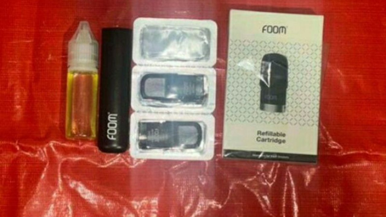 Ditresnarkoba Polda Sulut berhasil mengungkap kasus peredaran narkoba cair dalam bentuk liquid vape di Manado, mengamankan seorang pria dan barang bukti bernilai jutaan rupiah.