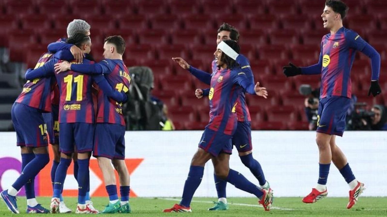 Barcelona berhasil mengamankan tiket langsung ke babak 16 besar Liga Champions setelah menaklukkan Copenhagen 4-1. Kemenangan ini memastikan Barcelona lolos 16 besar dengan performa gemilang di Camp Nou.