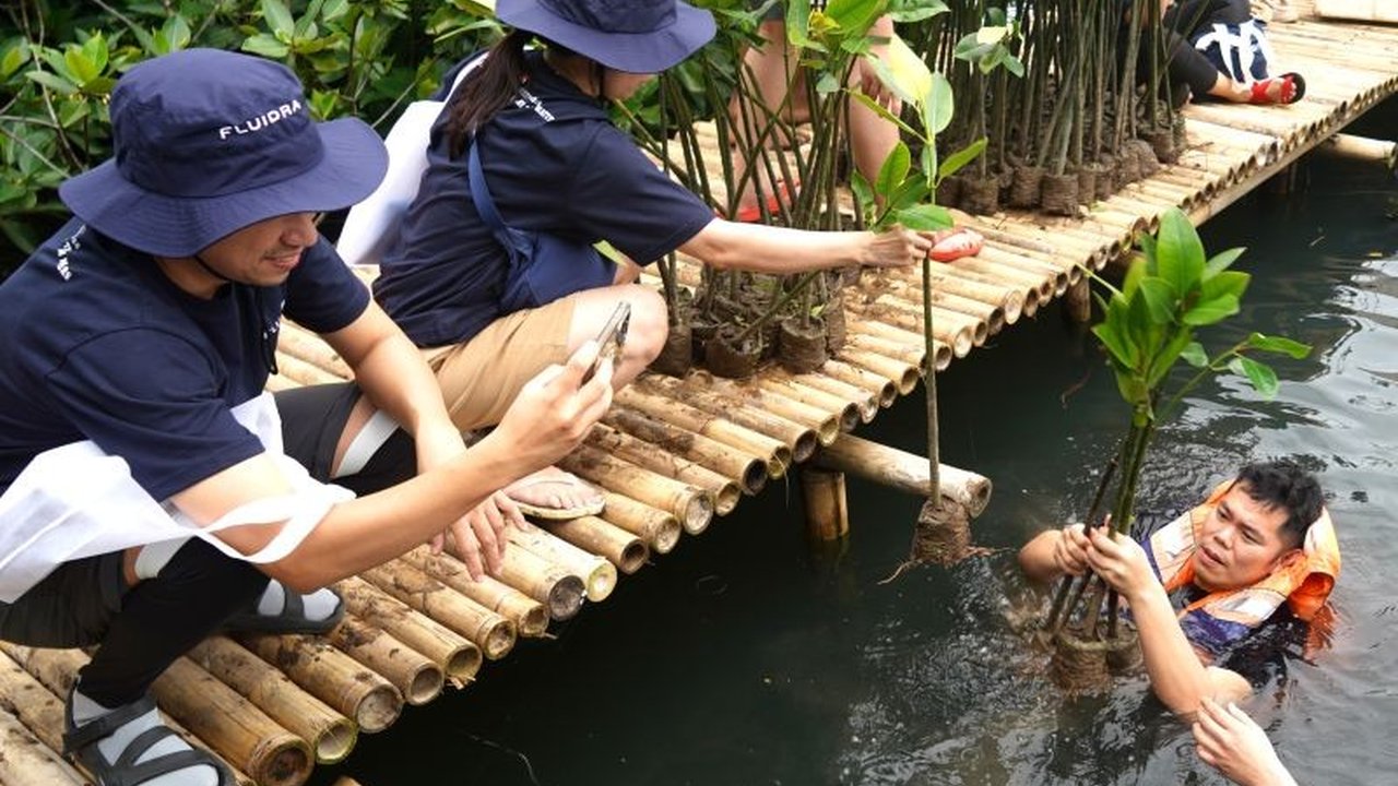 Industri global Fluidra mengambil langkah nyata dalam melindungi ekosistem vital. Mereka menanam mangrove di Pantai Indah Kapuk (PIK), Jakarta, sebagai investasi berkelanjutan untuk masa depan bumi dan generasi mendatang.
