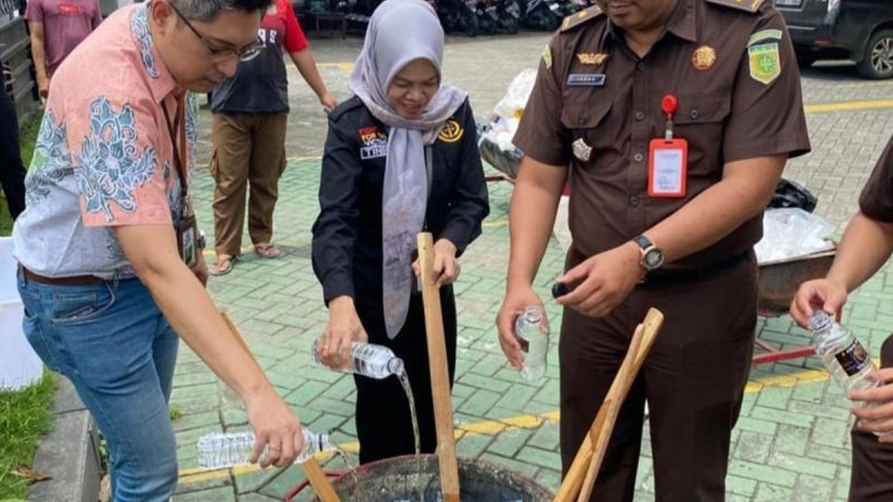 Kejaksaan Negeri (Kejari) Tulungagung kembali menggelar pemusnahan barang bukti dari puluhan perkara pidana yang telah inkracht. Langkah ini menjadi bagian dari akuntabilitas dan komitmen Kejari Tulungagung dalam penegakan hukum serta mencegah penyalahgun