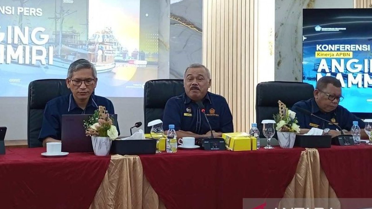 Realisasi Penerimaan Negara Bukan Pajak (PNBP) di Sulawesi Selatan (Sulsel) sepanjang tahun 2025 berhasil mencapai Rp4 triliun, melampaui target yang ditetapkan, menunjukkan pengelolaan fiskal yang solid.