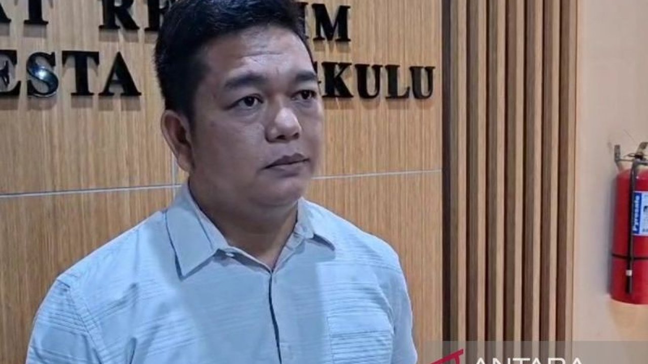 Polresta Bengkulu memulai penyelidikan terkait aksi buang sampah di Balai Kota dan DPRD yang dilakukan sopir pengangkut sampah, memicu pertanyaan tentang akar masalah pengelolaan sampah di kota tersebut.