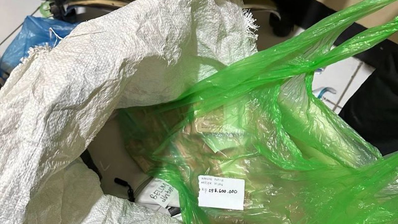 KPK semakin dalam mengusut aliran uang calon perangkat desa yang diduga diserahkan kepada Bupati Pati Sudewo, mengungkap praktik pemerasan dalam pengisian jabatan yang meresahkan.