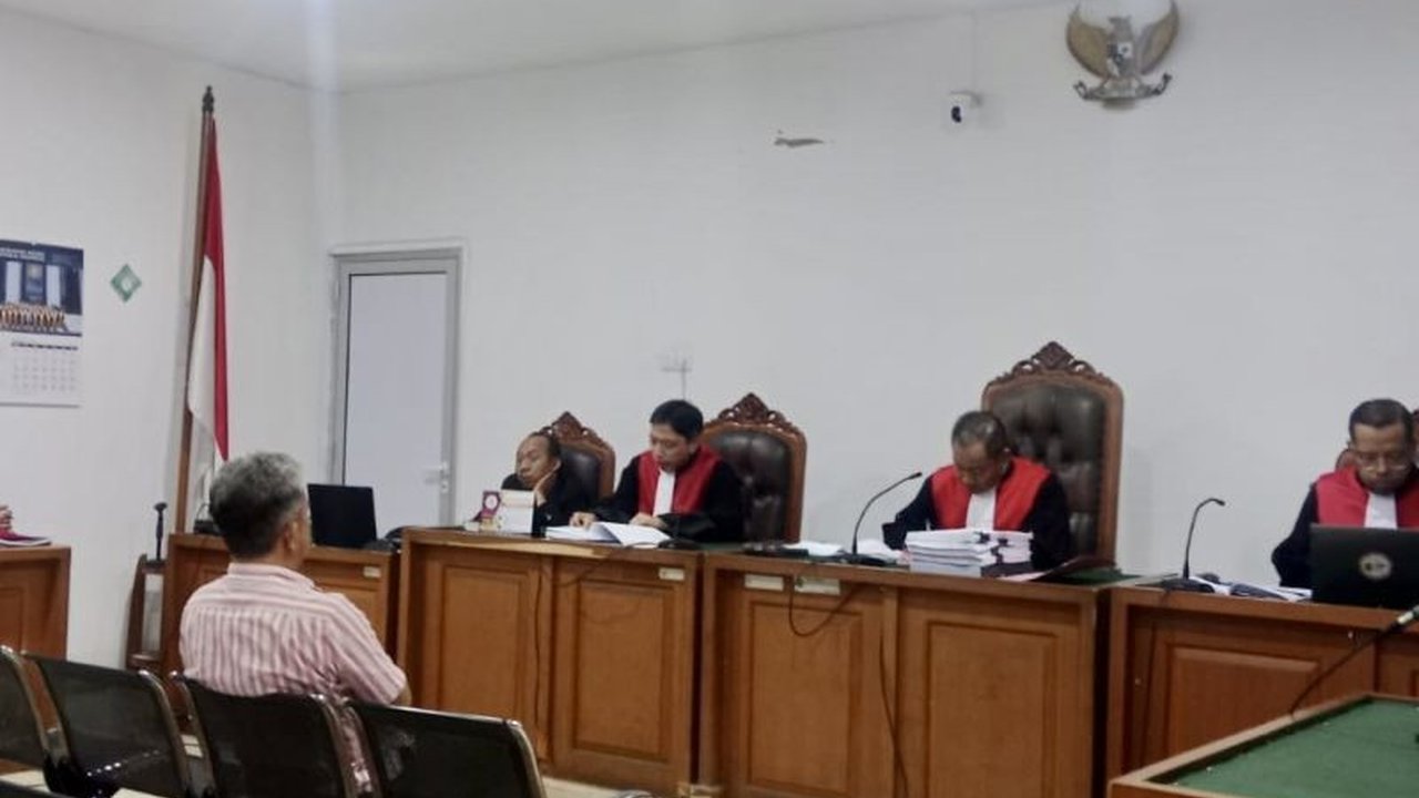 Majelis Hakim Tipikor Palembang menjatuhkan vonis 16 bulan penjara kepada terdakwa korupsi APAR dana desa Empat Lawang. Simak detail putusan dan kerugian negara yang harus diganti.