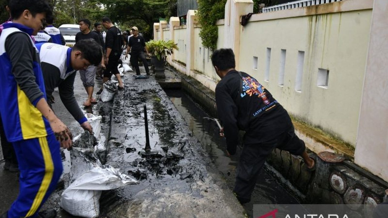 Ratusan siswa di Banjarmasin berpartisipasi dalam aksi kolektif normalisasi drainase di Kompleks Pelajar Mulawarman, menunjukkan kepedulian terhadap lingkungan dan upaya menanggulangi banjir.