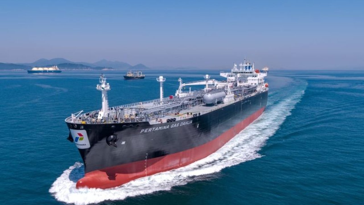 PT Pertamina Trans Kontinental (PTK) memperkuat keandalan layanan logistik maritim Pertamina di Kilang RU IV Cilacap, memastikan kelancaran rantai pasok energi nasional dan stabilitas pasokan BBM bagi masyarakat.