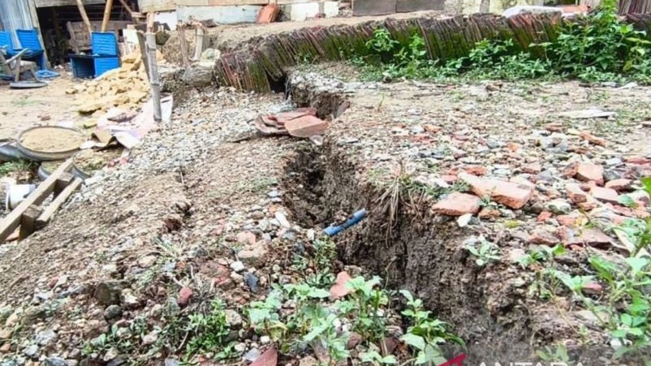 Balai Besar Wilayah Sungai (BBWS) Pemali Juana segera mulai penanganan tanah ambles di Blora pekan depan. Dana APBN 2026 dialokasikan untuk solusi darurat ini, membuat penasaran bagaimana detail pelaksanaannya.
