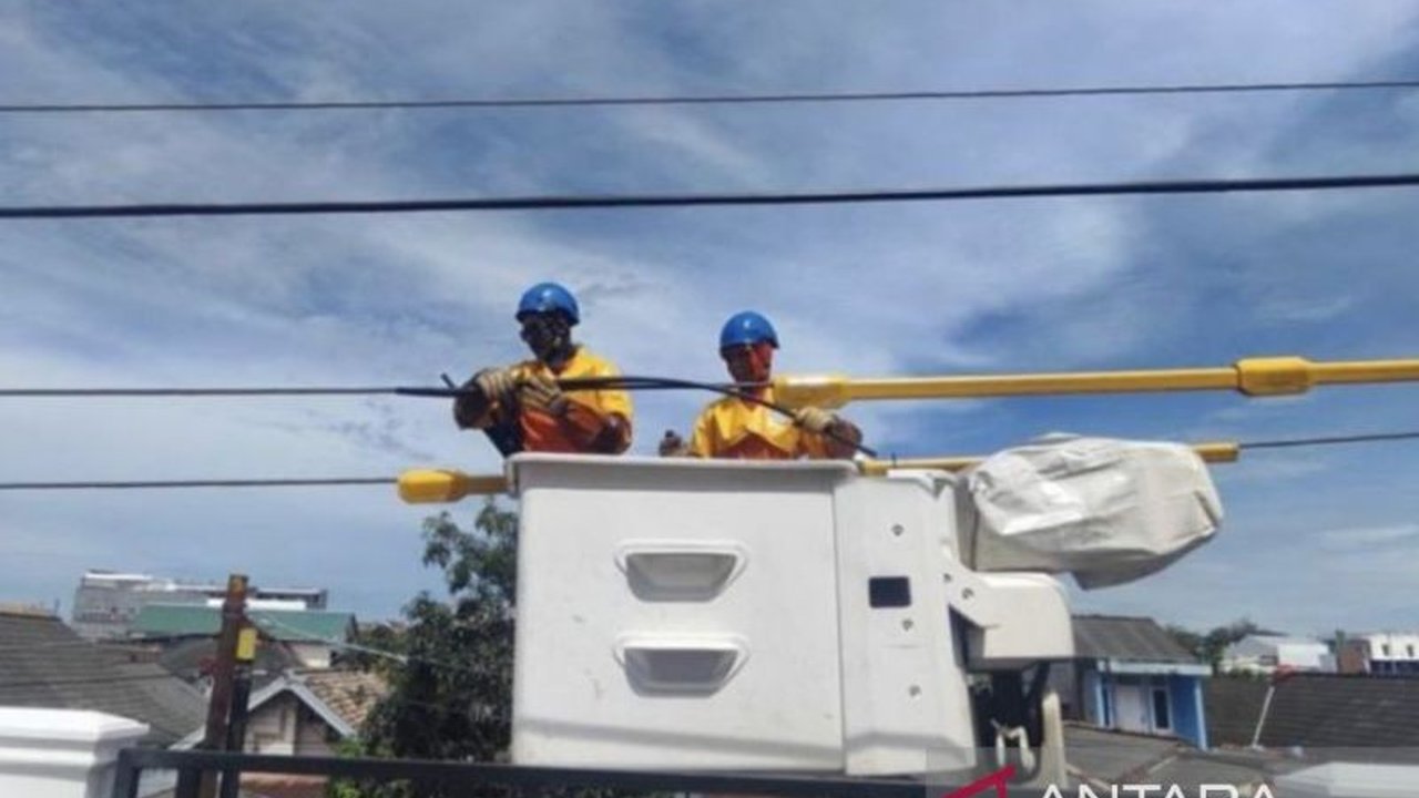 Menjelang bulan suci Ramadhan 1447 H, PLN Babel gencar melakukan pemeliharaan jaringan listrik untuk memastikan pasokan daya yang andal dan aman bagi masyarakat.