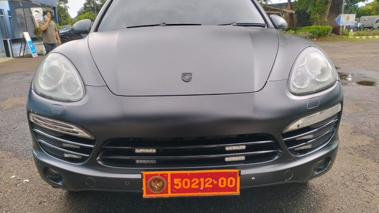 Sebuah mobil mewah Porsche Cayenne kedapatan menggunakan plat dinas Kementerian Pertahanan (Kemenhan) palsu di area Bandara Halim Perdanakusuma, memicu tindakan tegas dari Kemenhan terkait penyalahgunaan atribut negara.