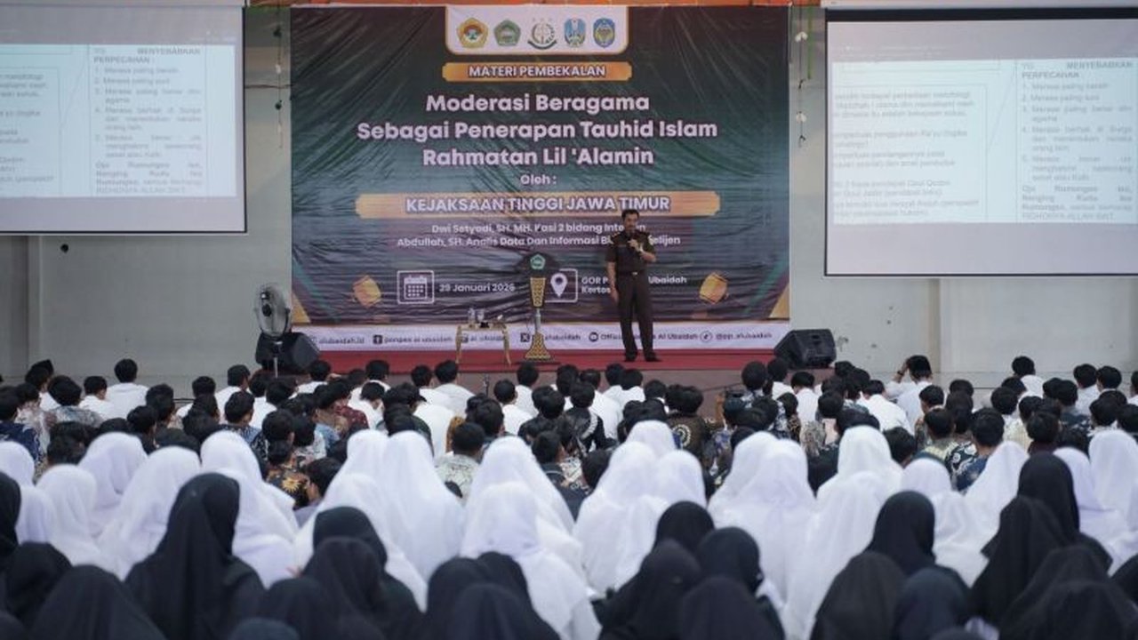 Kejaksaan Tinggi Jawa Timur (Kejati Jatim) menggelar program penguatan nilai kebangsaan santri di Nganjuk, bertujuan membentengi generasi muda dari paham intoleransi dan radikalisme yang mengancam persatuan bangsa.