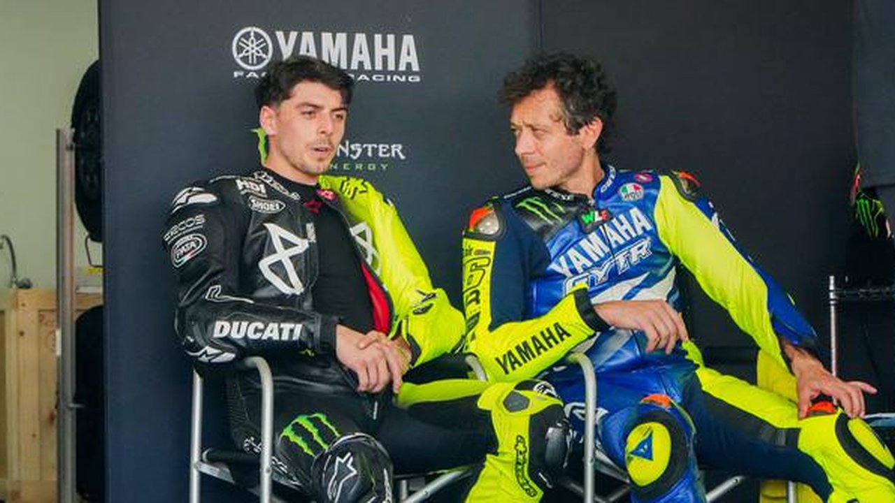 Valentino Rossi (kanan) bersama pembalap VR46, Fabio Di Giannantonio di Sirkuit Mandalika, Lombok hari Jumat (29/01/2026). (MGPA)