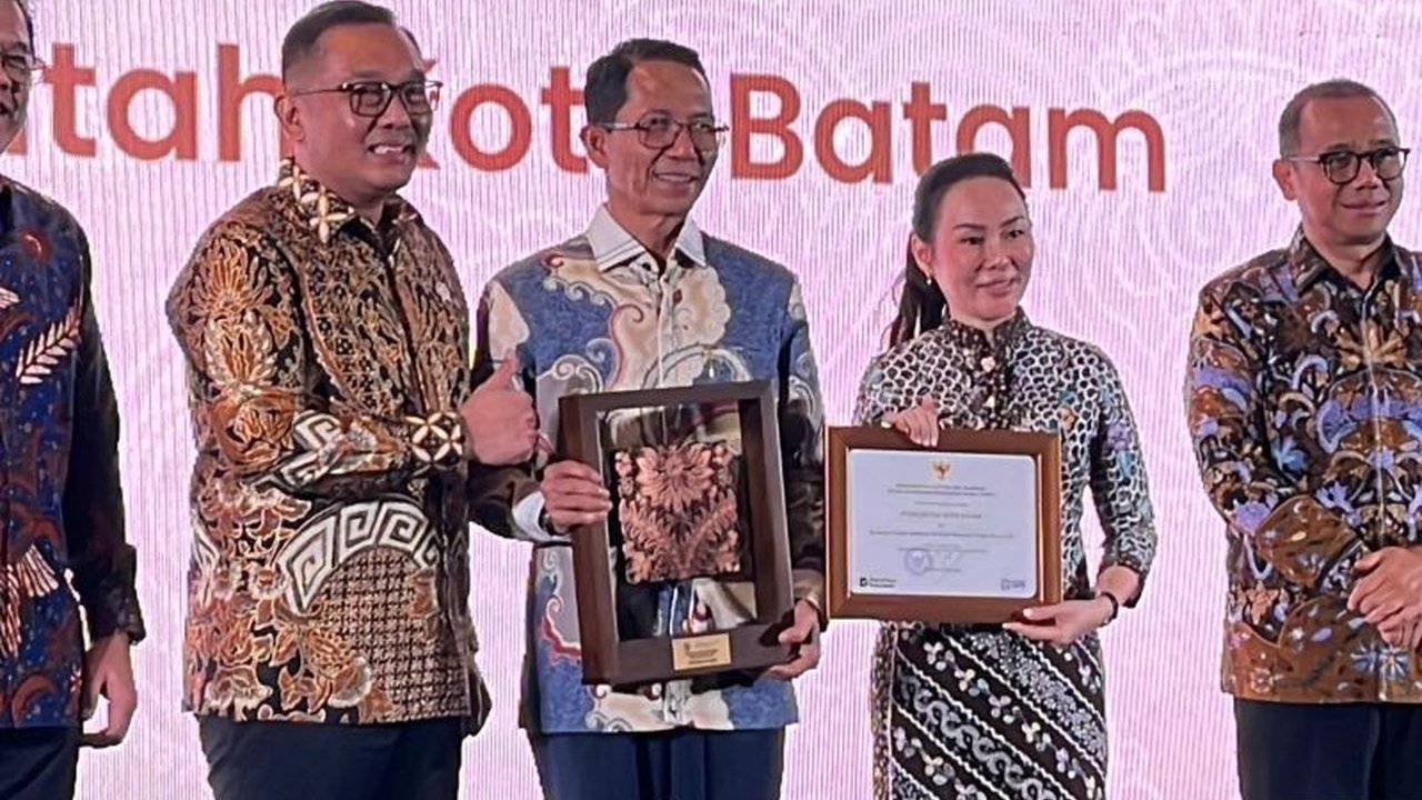 Batam menorehkan prestasi gemilang dengan realisasi investasi mencapai Rp69,3 triliun, menjadikannya kota otonom dengan capaian investasi tertinggi di Indonesia dan menarik perhatian khusus pemerintah pusat.