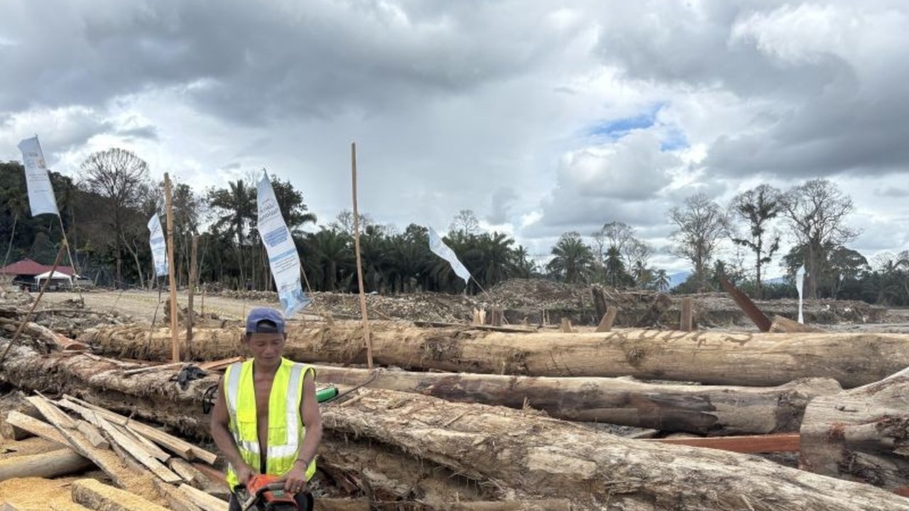 Bupati Tapanuli Selatan Gus Irawan Pasaribu mendesak normalisasi Sungai Garoga secara menyeluruh pasca-bencana hidrometeorologi, demi keselamatan warga dan kelancaran akses vital.