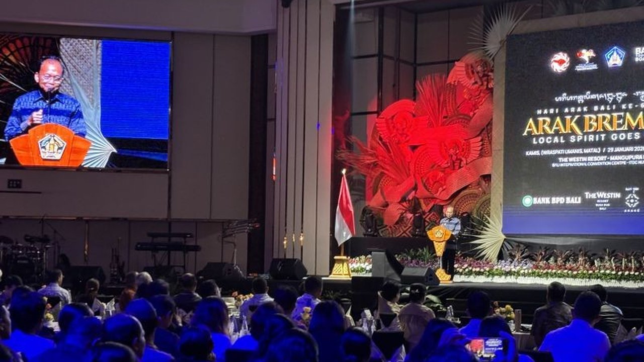Gubernur Bali Wayan Koster berupaya keras menekan biaya produksi Arak Bali, mulai dari harga botol hingga pita cukai, demi meningkatkan daya saing produk lokal di pasar global dan mewujudkan ambisi internasional.