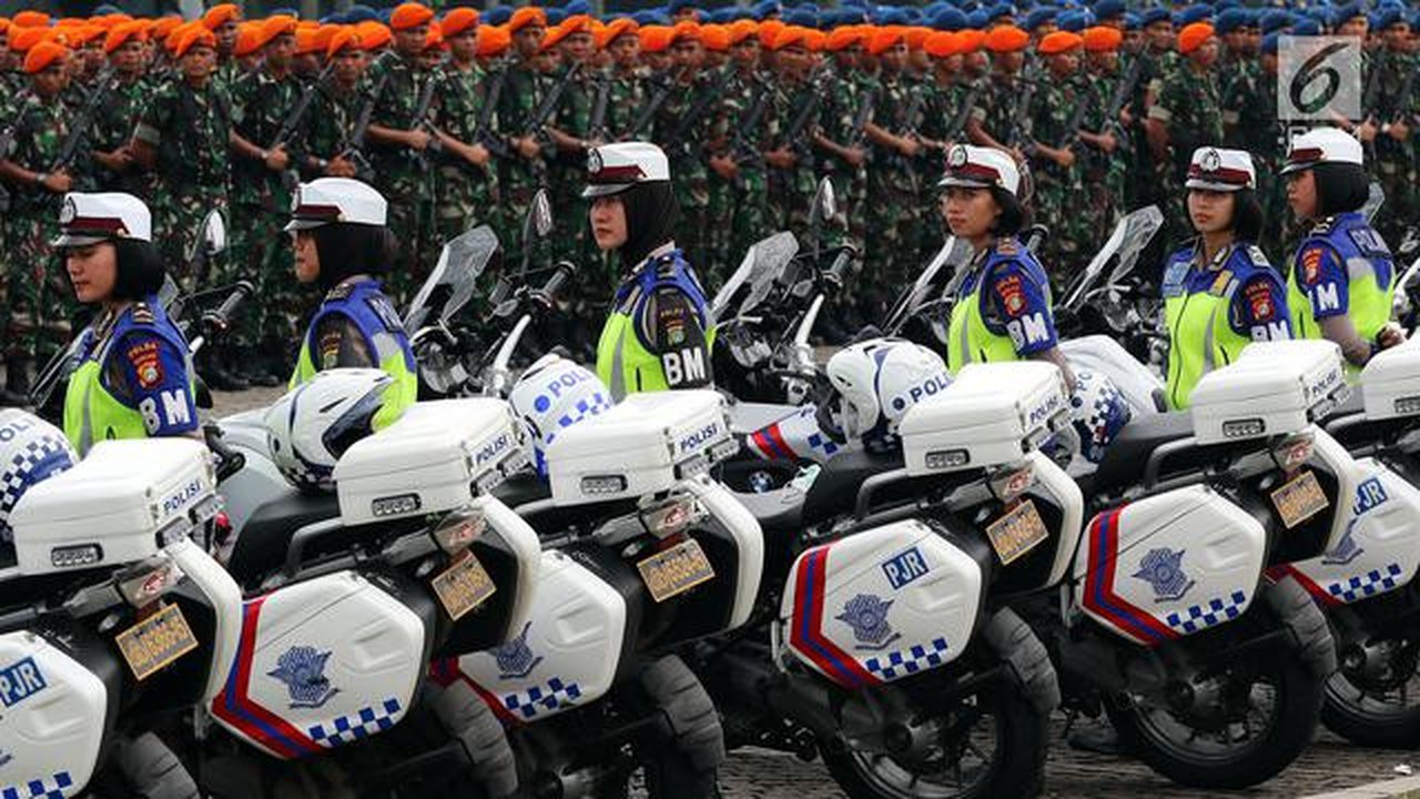 Sejumlah Polwan mengikuti Apel Kesiapan Natal, Tahun Baru 2019 serta menjelang Pemilu legislasi dan Presiden 2019 di Monas, Jakarta, Jumat (30/11). Apel  diikuti 50.000 personel dari AD, AL,