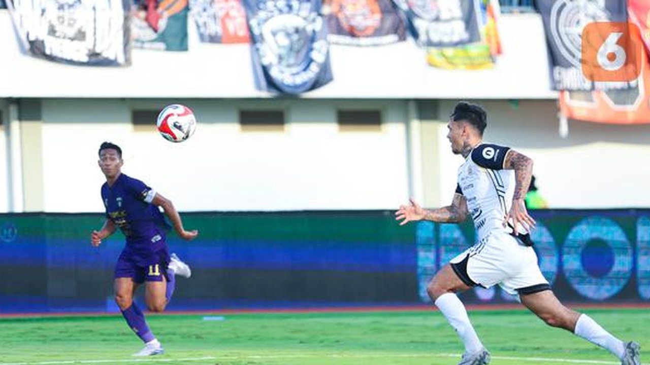 Shayne Pattynama menjalani debut bersama Persija Jakarta dalam duel versus Persita Tangerang di Indomilk Arena, Jumat (30/1/2026). (Bola.com/Muhammad Iqbal Ichsan)