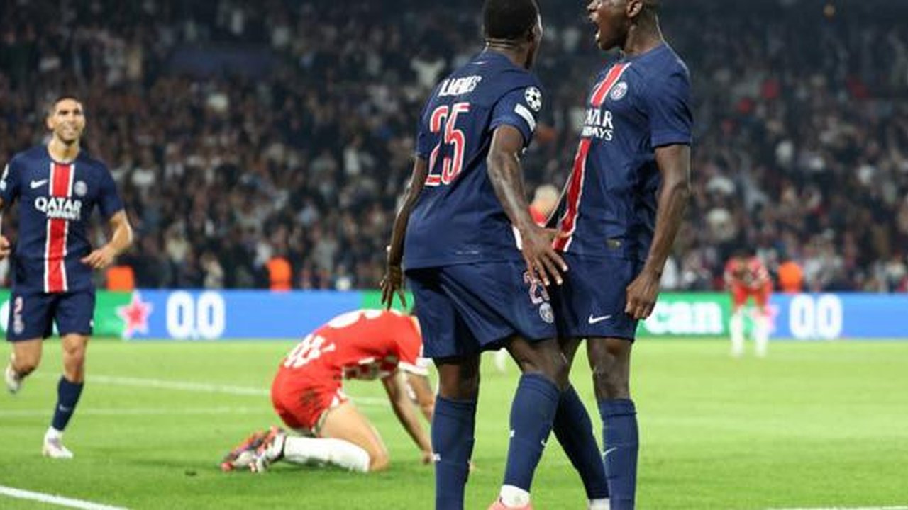 Bek Paris Saint-Germain asal Portugal #25, Nuno Mendes (C), melakukan selebrasi dengan penyerang Paris Saint-Germain asal Prancis #23, Randal Kolo Muani (R), setelah mencetak gol pertama P