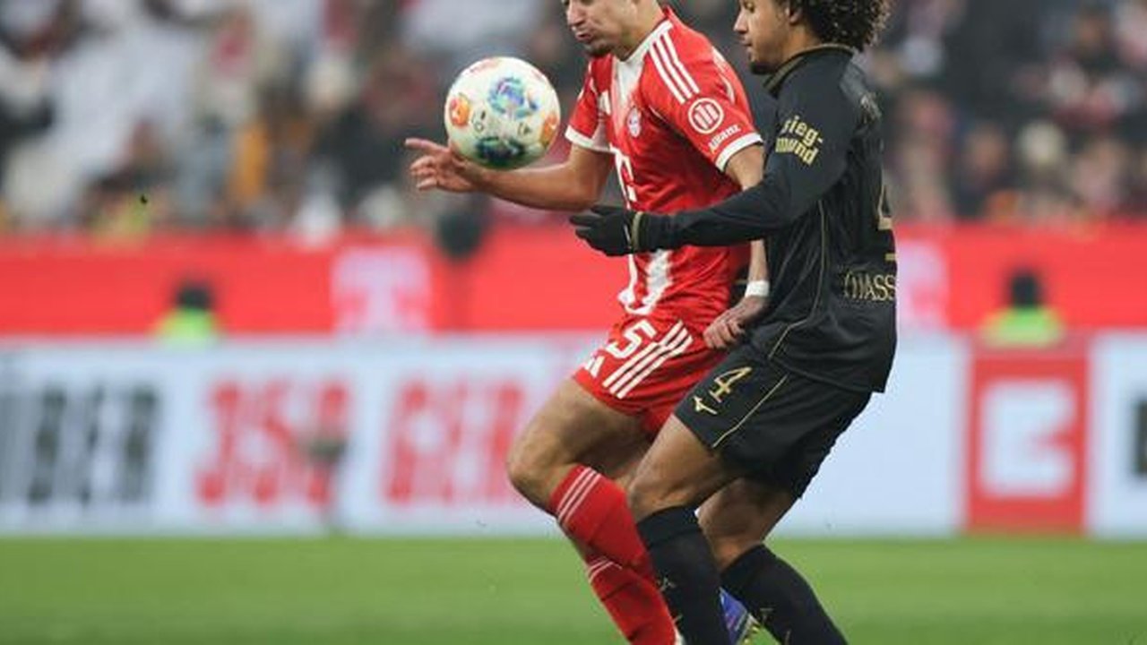 Gelandang Bayern Munchen, Aleksandar Pavlovic (kiri), dan gelandang Augsburg, Han-Noah Massengo, berebut bola dalam pertandingan Bundesliga Jerman di Munich, pada 24 Januari 2026. (Alexandra