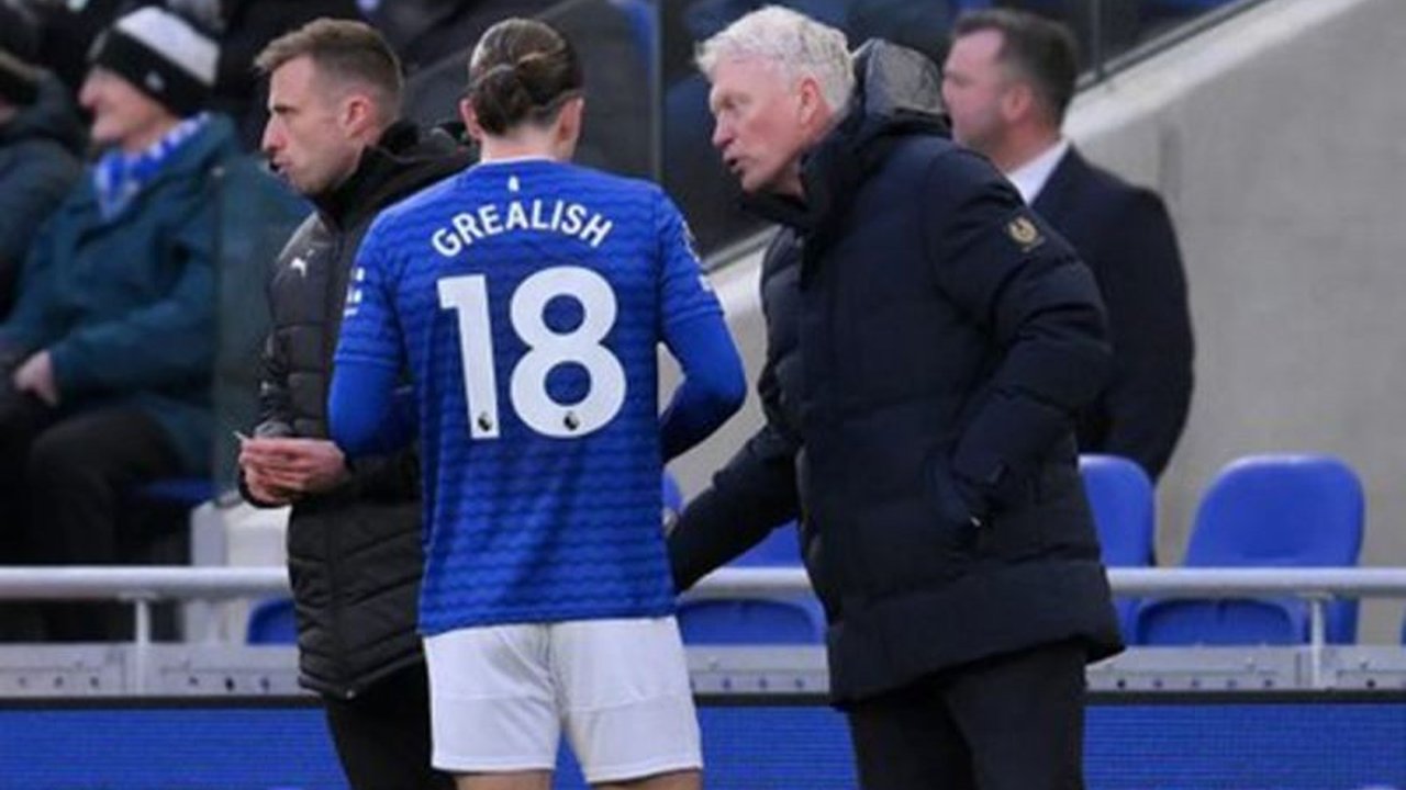 Pukulan telak bagi Everton, Jack Grealish dipastikan absen hingga akhir musim setelah cedera retak tulang kaki. Operasi menjadi opsi utama, meninggalkan pertanyaan besar tentang masa depannya.
