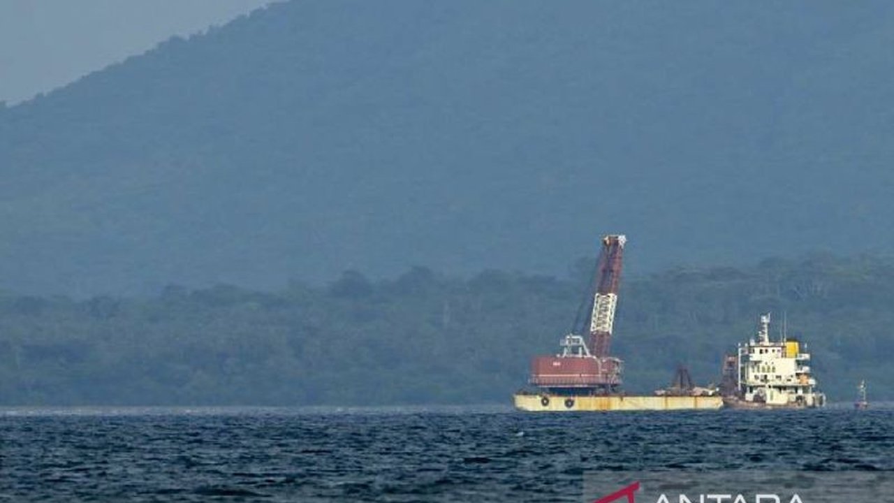 KSOP Banyuwangi menetapkan area terbatas di Selat Bali demi kelancaran pengangkatan KMP Tunu Pratama Jaya yang tenggelam Juli 2025. Langkah ini jaga keselamatan pelayaran.