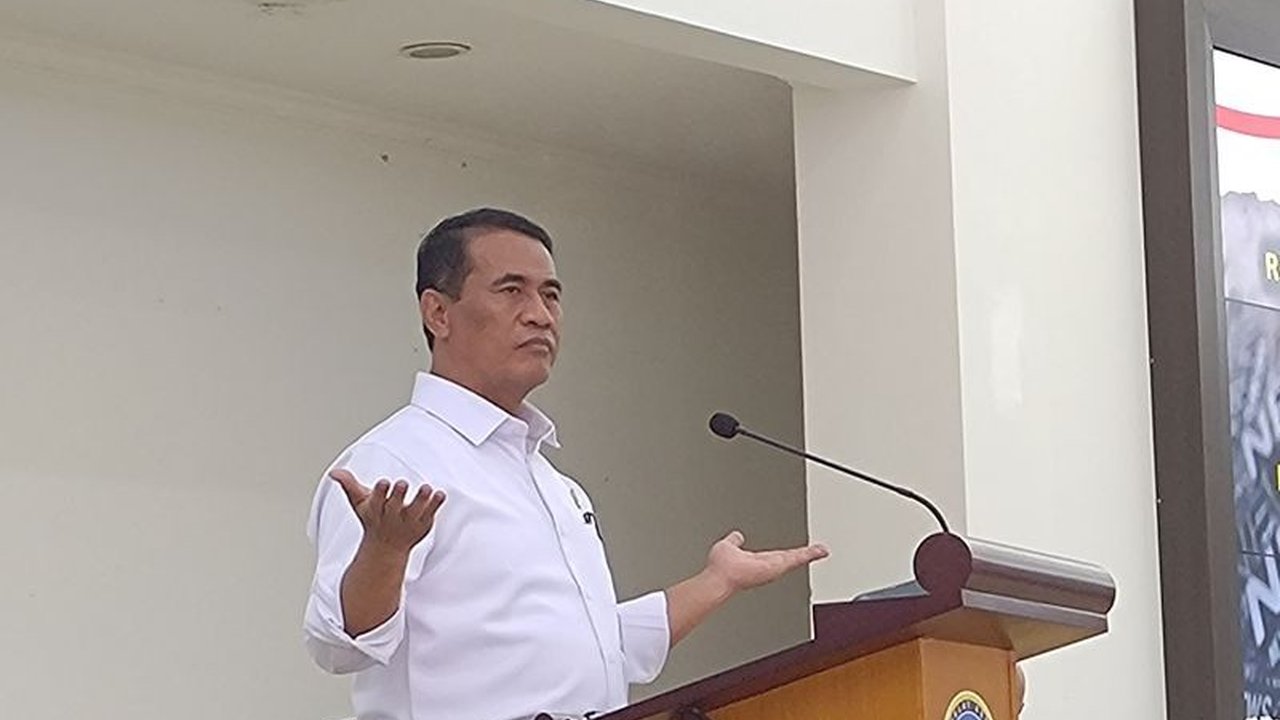 Menteri Pertanian Andi Amran Sulaiman mengungkapkan praktik peredaran beras premium patahan tinggi merugikan konsumen hingga triliunan rupiah. Temuan ini bukan hal baru dan pemerintah akan menindak tegas pelaku usaha besar.