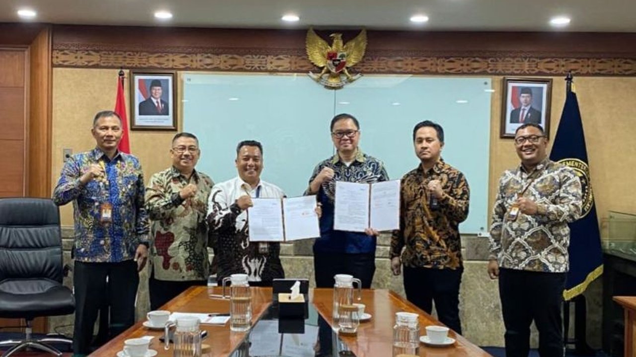 Badan Pelaksana Otorita Labuan Bajo Flores (BPOLBF) menjalin kerja sama strategis dengan PT Terra SparX dan Koperasi Pesantren Al-Ittifaq untuk mengembangkan Wisata Kebugaran Labuan Bajo dan agrowisata di Parapuar. Simak potensi baru yang akan dihadirkan!