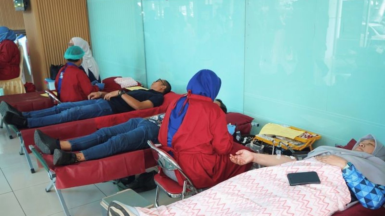 PT Subholding Pelindo Jasa Maritim (SPJM) sukses menggelar aksi Donor Darah SPJM Pelindo di Makassar sebagai bagian dari peringatan Bulan K3 2026, menunjukkan komitmen kuat terhadap kepedulian sosial dan pemenuhan kebutuhan darah di Sulawesi Selatan.