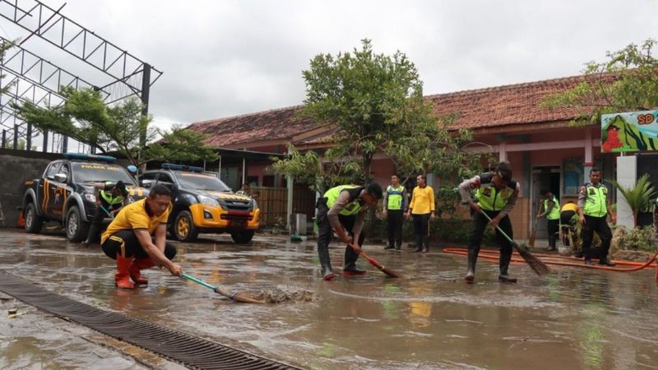 Polres Kudus Bersihkan Sekolah di Jetis Kapuan pasca banjir, memastikan lingkungan belajar kembali aman dan nyaman bagi para siswa. Simak detail aksi kemanusiaan ini!