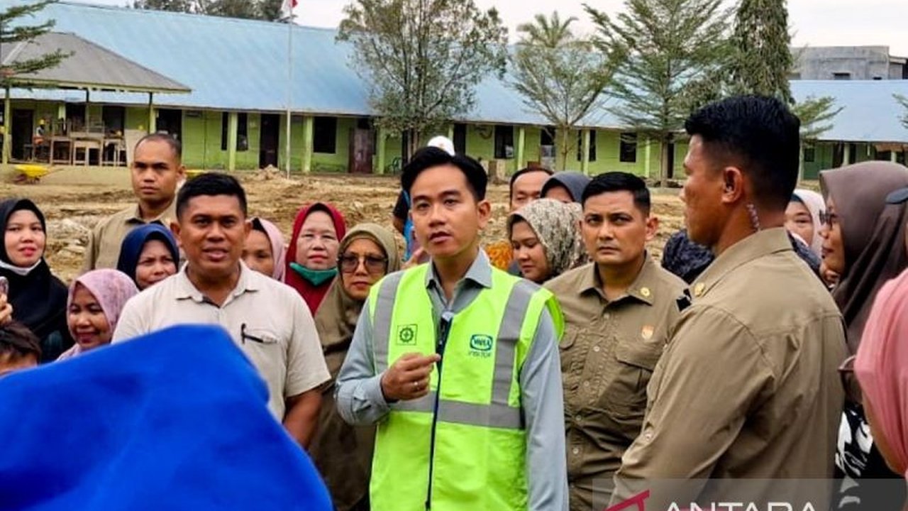 Wakil Presiden Gibran Rakabuming Raka meninjau langsung SMPN 1 Karang Baru di Aceh Tamiang, Aceh, untuk memastikan percepatan pemulihan pendidikan pascabanjir.