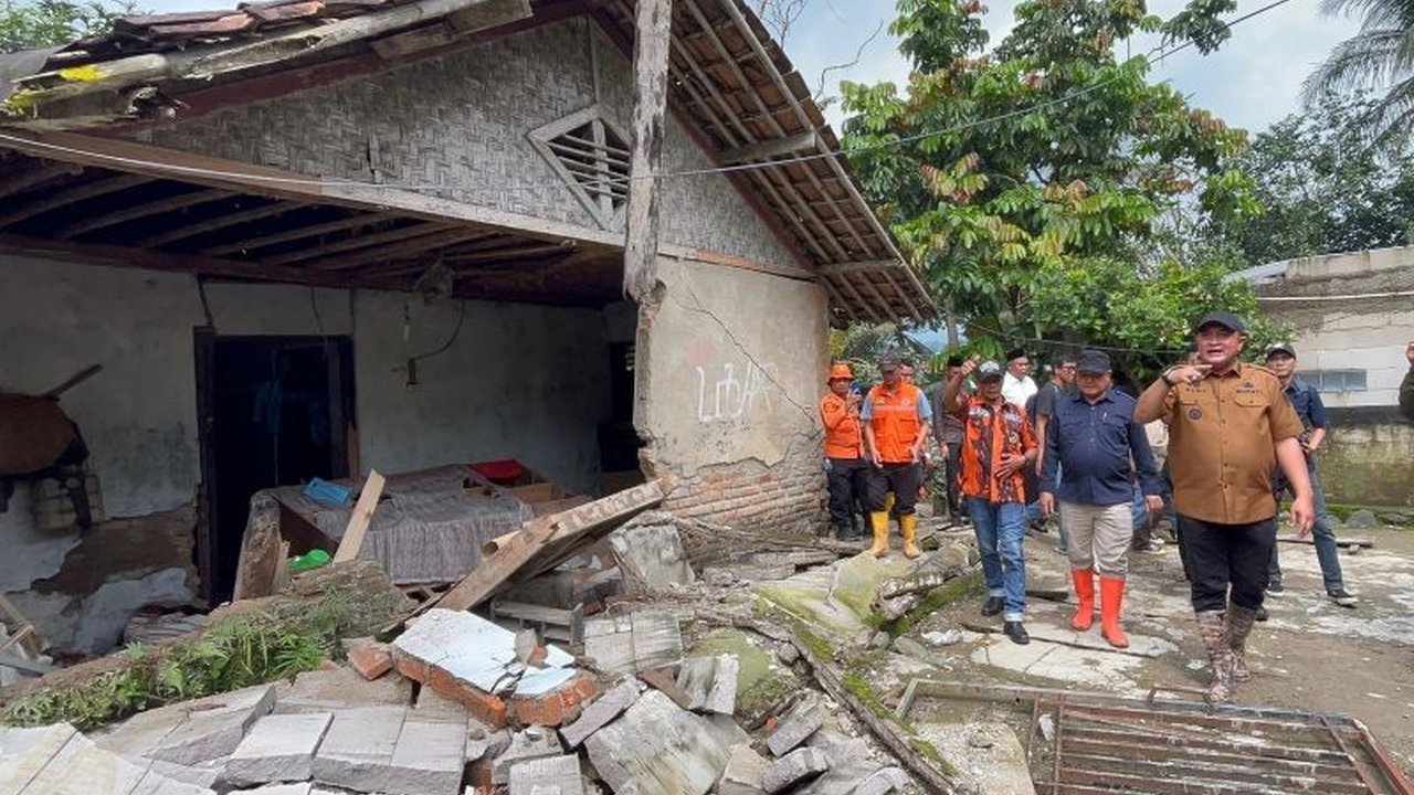 Bencana geologi berupa pergerakan tanah dan longsor kembali melanda tiga wilayah di Kabupaten Bogor, Jawa Barat, menyebabkan 77 Kepala Keluarga (KK) terdampak dan memicu respons cepat dari pemerintah daerah dalam penanganan darurat.