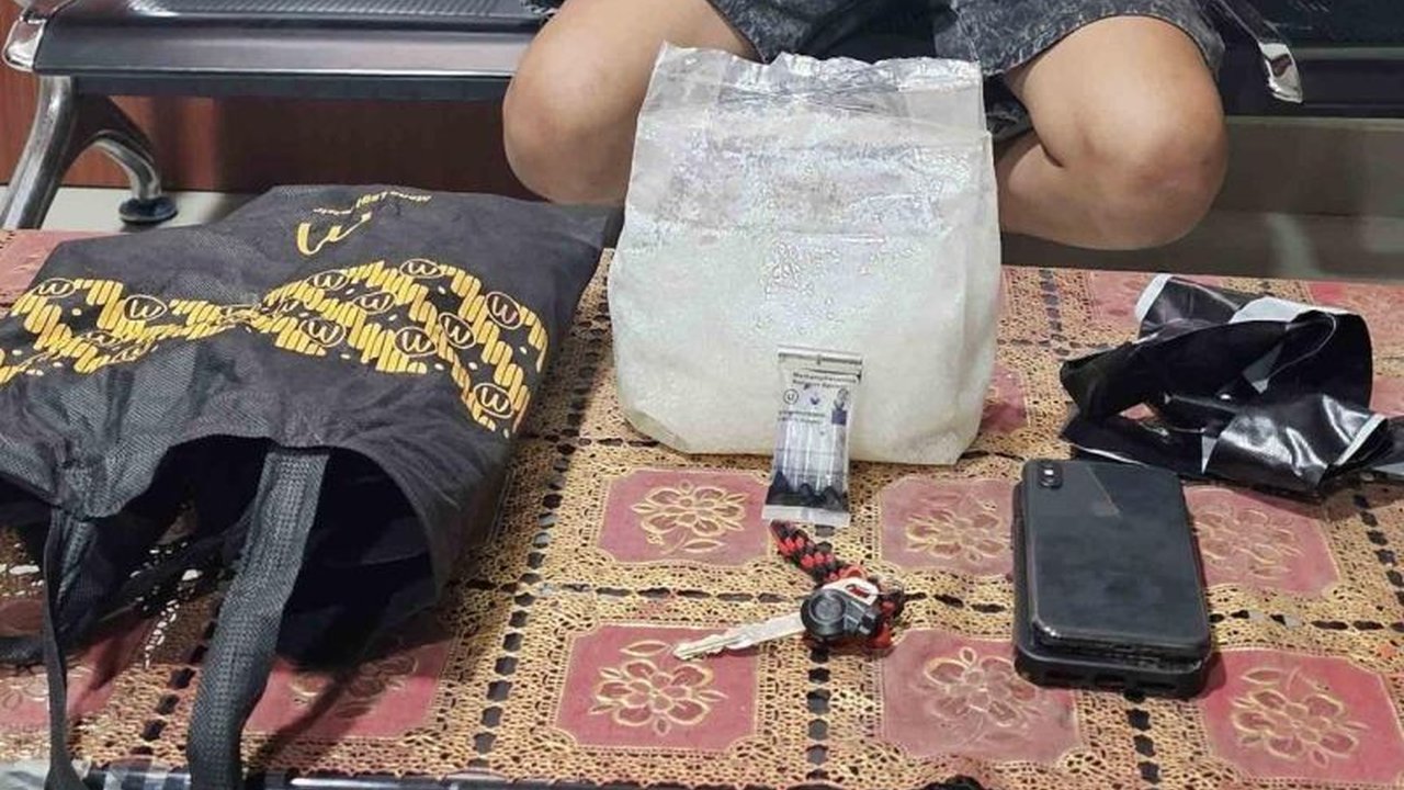 Direktorat Reserse Narkoba Polda Sulteng berhasil menggagalkan peredaran sabu di Palu seberat 1 kilogram, mengamankan kurir dan barang bukti, serta mendalami jaringan yang terlibat.
