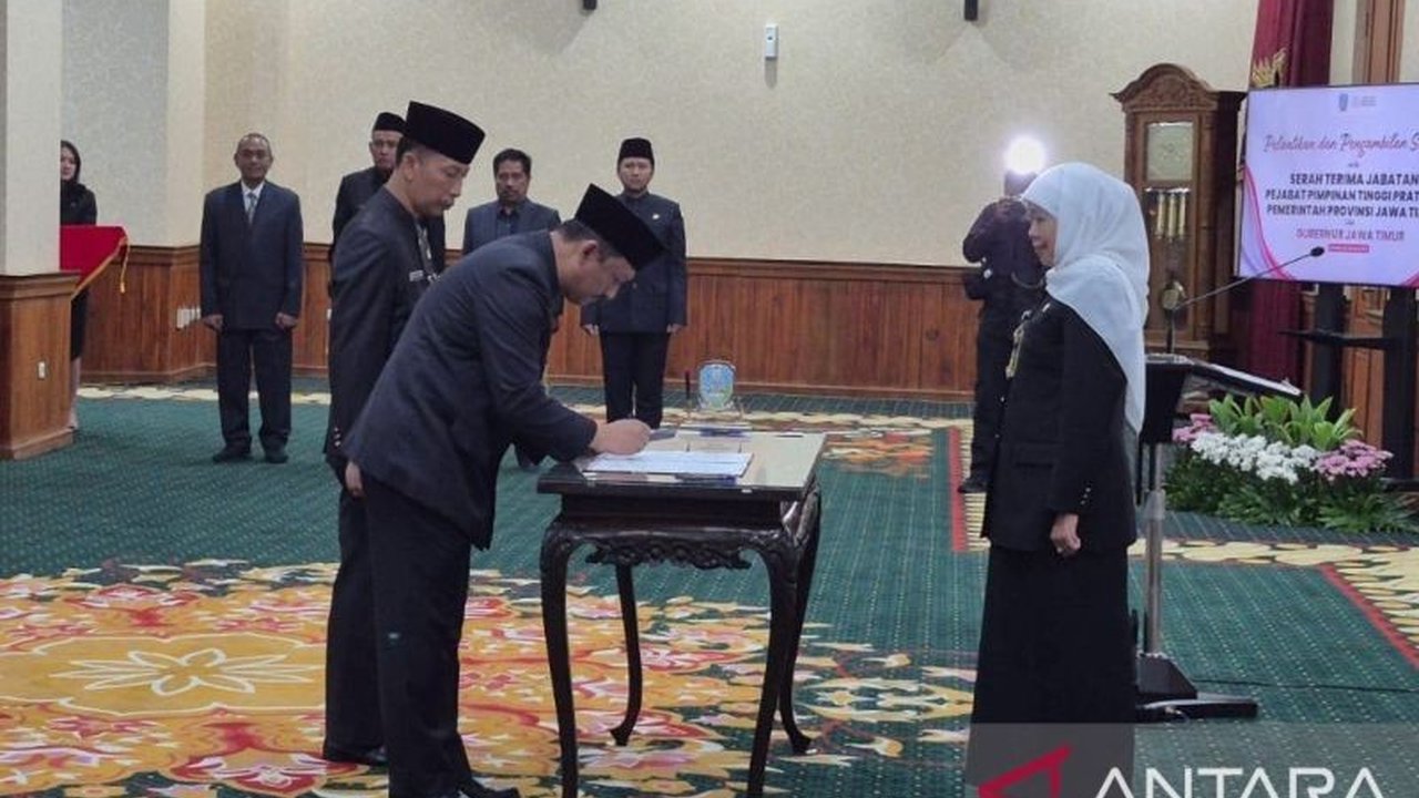 Gubernur Khofifah Indar Parawansa melakukan penyegaran tujuh pejabat eselon II di lingkungan Pemprov Jatim pada 30 Januari 2026, menandai babak baru dalam penataan birokrasi yang menggunakan sistem talent DNA dan merit.