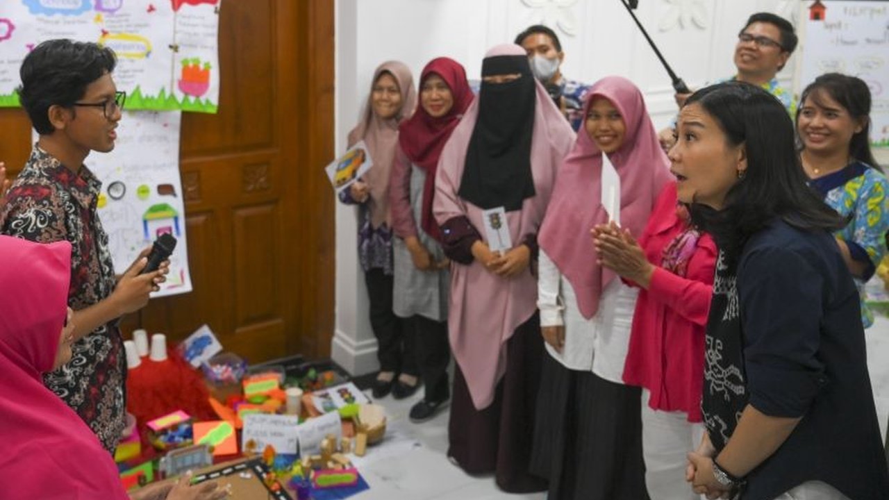 Kasus kekerasan terhadap guru semakin marak, memunculkan pertanyaan krusial tentang efektivitas perlindungan guru yang ada. Artikel ini mengupas tuntas tantangan dan solusi untuk memastikan perlindungan guru yang komprehensif bagi para pendidik di Indones
