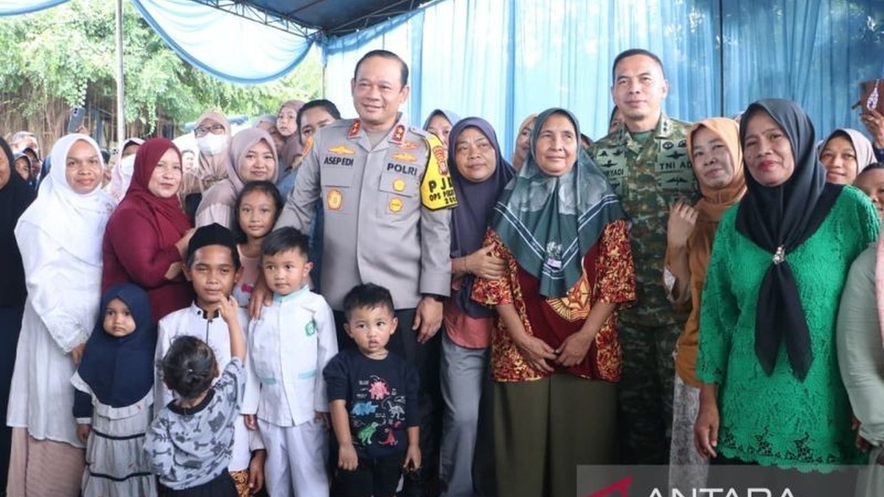 Kapolda Metro Jaya Irjen Pol Asep Edi Suheri memberikan penghargaan atas Peran Pokdar Kamtibmas Polsek Kembangan yang dinilai sangat membantu tugas kepolisian dalam menjaga keamanan dan ketertiban masyarakat.