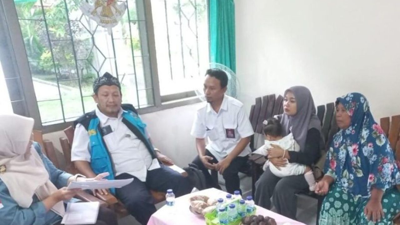 Pemerintah Kabupaten Probolinggo berhasil mendampingi pemulangan bayi terlantar asal Malaysia, menyoroti pentingnya jalur legal bagi Pekerja Migran Indonesia (PMI).
