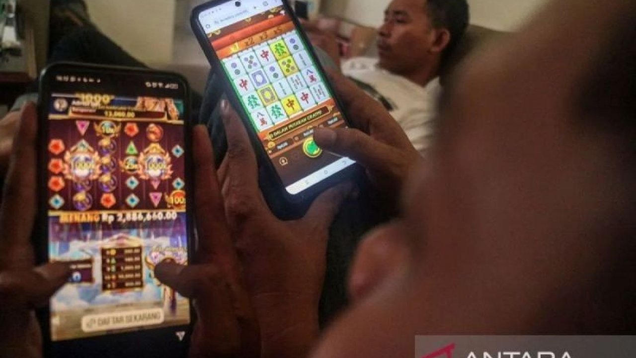 Badan Kehormatan DPRD Makassar telah mengklarifikasi dugaan **DPRD Makassar judi online** yang melibatkan dua anggotanya, menyusul viralnya video di media sosial. Hasilnya, satu legislator menerima teguran tertulis, sementara yang lain dinyatakan tidak me