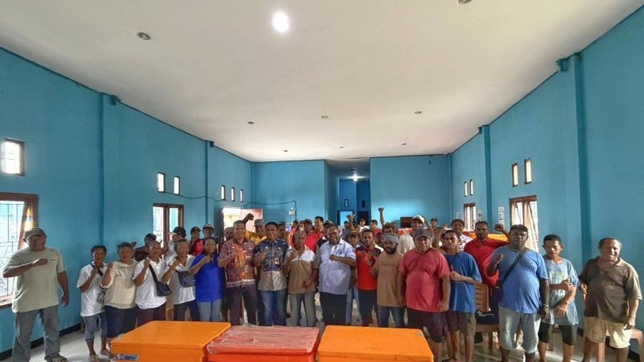 Pemerintah Provinsi Papua Barat Daya (Pemprov PBD) menyalurkan 78 unit bantuan kotak pendingin nelayan OAP di Sorong, bertujuan meningkatkan kualitas hasil tangkapan dan ekonomi keluarga nelayan.