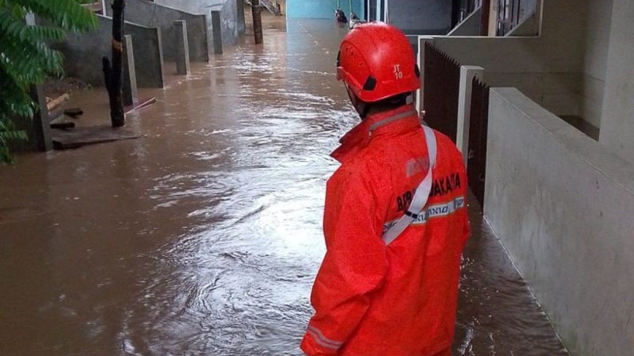 BPBD DKI Jakarta mencatat 41 RT di Jakarta Timur terdampak banjir akibat curah hujan tinggi dan luapan Ciliwung, dengan ketinggian air hingga 3,5 meter. Ini data terkini Banjir Jakarta Timur.