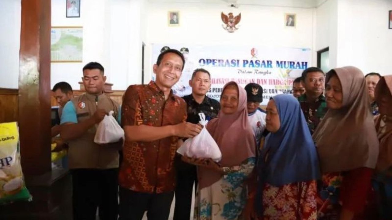 Pemerintah Kabupaten Bojonegoro mengambil langkah konkret menjaga stabilitas harga sembako dengan menggelar pasar murah perdana. Simak target 29 titik operasi pasar murah di tahun 2026.