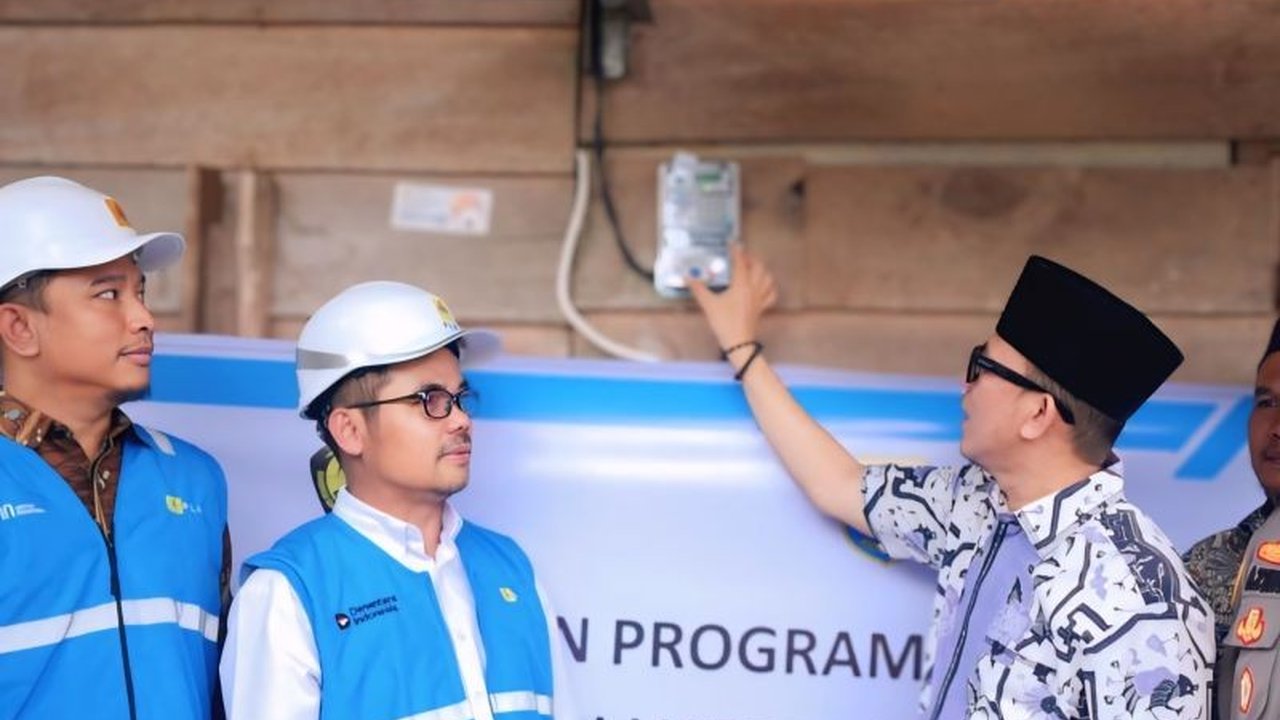 Ratusan keluarga prasejahtera di Ogan Komering Ulu (OKU) Sumatera Selatan kini merasakan terang berkat Bantuan Listrik Gratis OKU dari PLN. Simak dampaknya bagi peningkatan kualitas hidup.