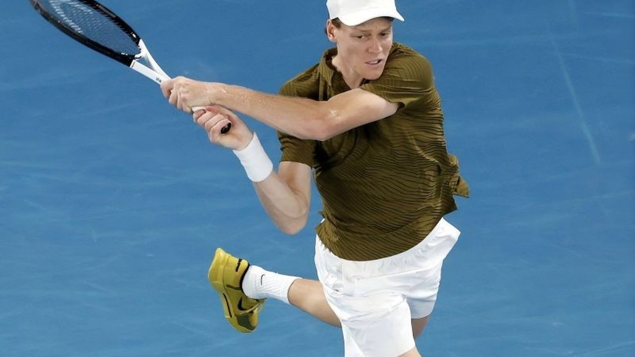 Jannik Sinner mengakui kekalahan menyakitkan dari Novak Djokovic di semifinal Australian Open. Meski sempat unggul dua set, Sinner gagal melaju ke final, merasakan pahitnya tersingkir.