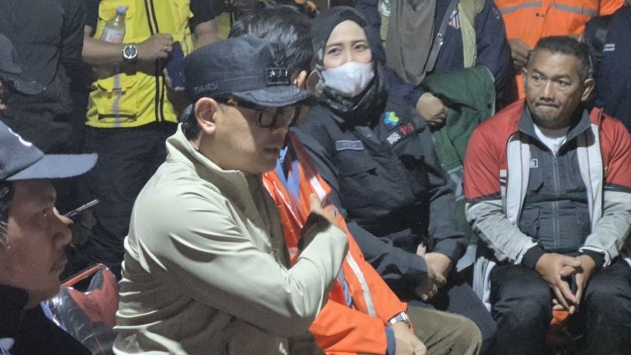Wakil Menteri Dalam Negeri Bima Arya Sugiarto mendesak modifikasi cuaca guna mempercepat proses evakuasi korban longsor di Cisarua, Bandung Barat, sekaligus memastikan keamanan tim SAR dan perlindungan warga terdampak.